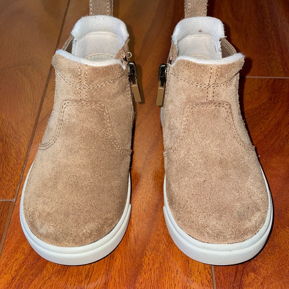Good condition Ugg Kids Short Boots with Zipper Closure in Size 7 C